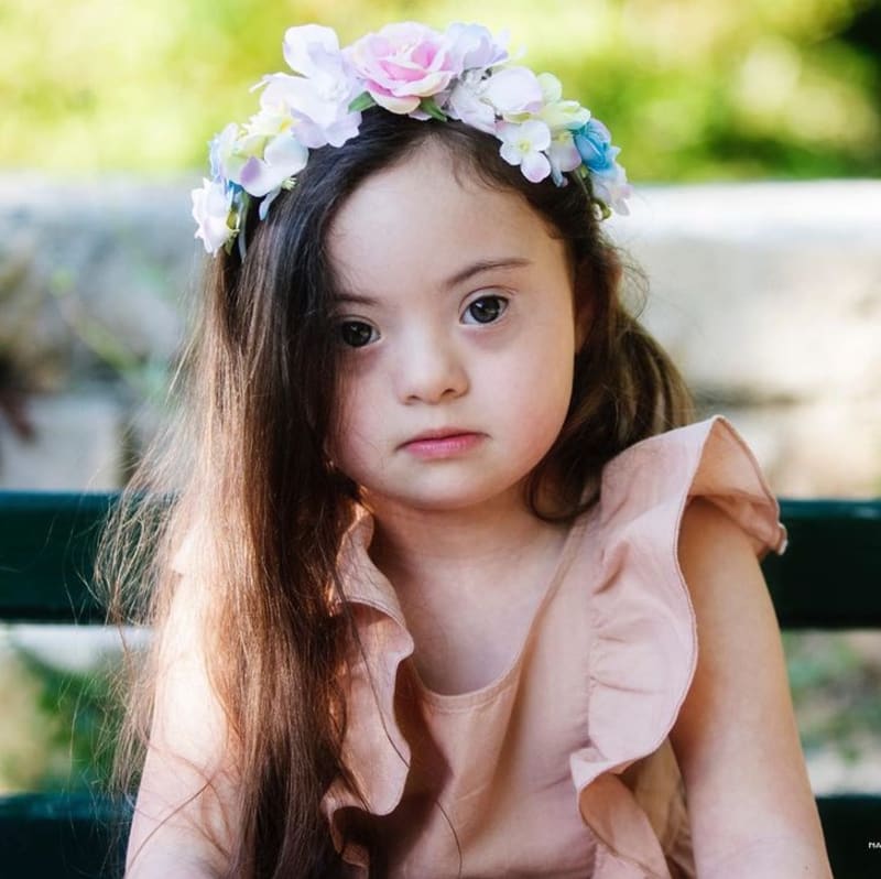 4letá dívka s Downovým syndromem pózuje jako modelka 8