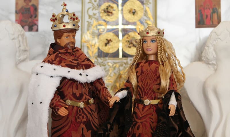 Karel IV. je už i jako Ken, za manželku má tady Barbie Alžbětu Pomořanskou, co se jí taky říkalo Eliška a my vlastně ani nevíme proč.