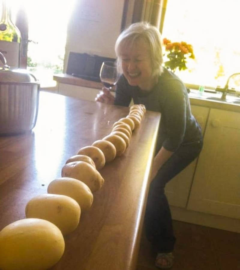 Když maminka seřazuje brambory podle velikosti.