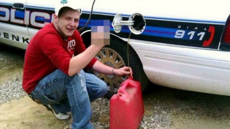 Ne, fotit se při kradení benzinu policistům vážně není dobrý nápad.