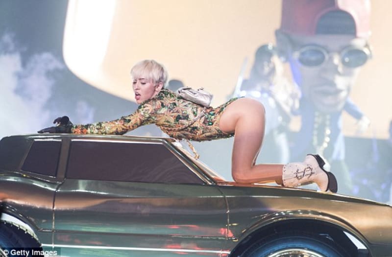 Turné Miley Cyrus: Ruka v rozkroku a trikot z lístků marihuany - Obrázek 1