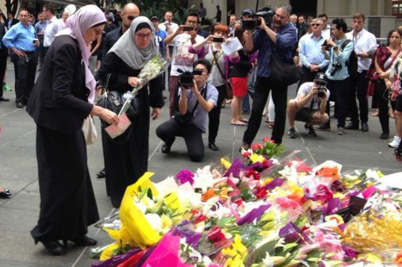 V Sydney nosí lidé květiny na místo tragédie... přišly i muslimky.
