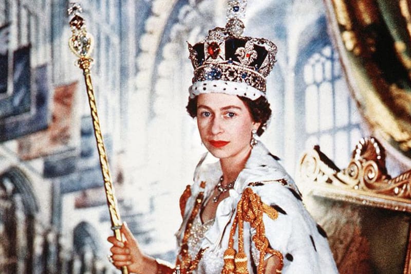 Alžběta II. ze své korunovace odcházela s Korunou britského impéria a Panovnickým žezlem s křížem. Karel III. obdrží stejné korunovační klenoty.