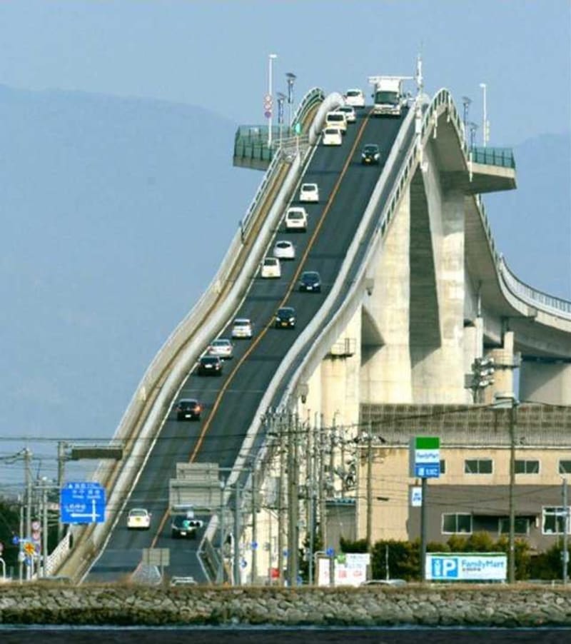 Most Eshima Ohashi ve skutečnosti není zas tak nebezpečný, ovšem jeho převýšení je kvůli proplouvajícím lodím neuvěřitelné!