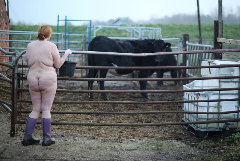 Britka hospodaří na své farmě nahá - Obrázek 6