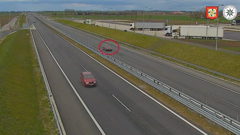 Policisté z dálničního oddělení v Městci pátrají po totožnosti neznámého řidiče osobního vozidla značky Škoda Felicia červené či vínové barvy. 