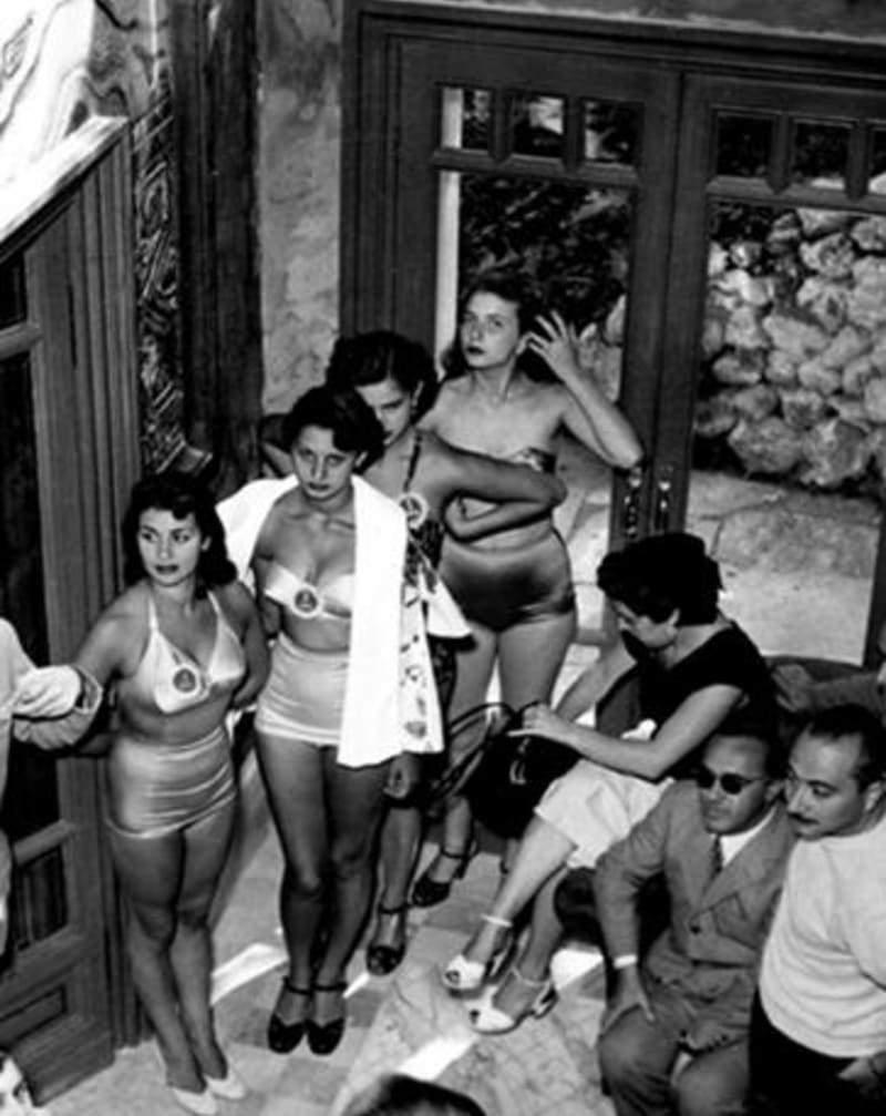 Sophia Loren na fotografii druhá zleva.