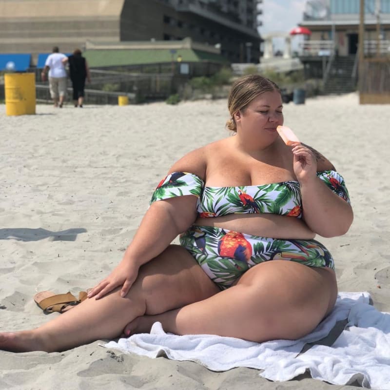 Obézní žena kašle na diety a fotí se v bikinách 5