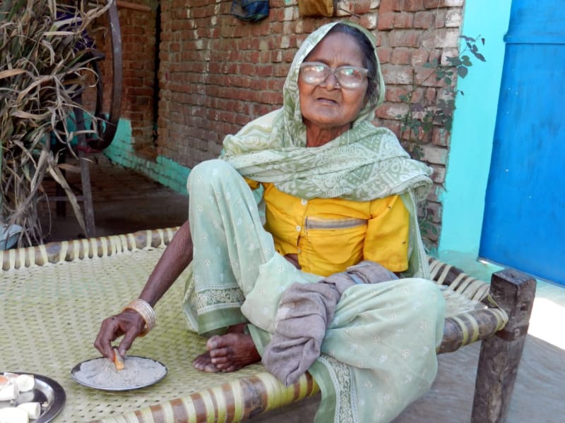 Žena z Indie dokáže denně sníst až kilogram písku - Obrázek 2