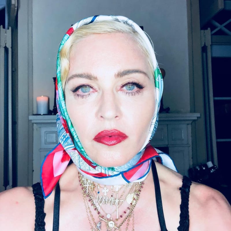 Madonna v babičkovském šátku.