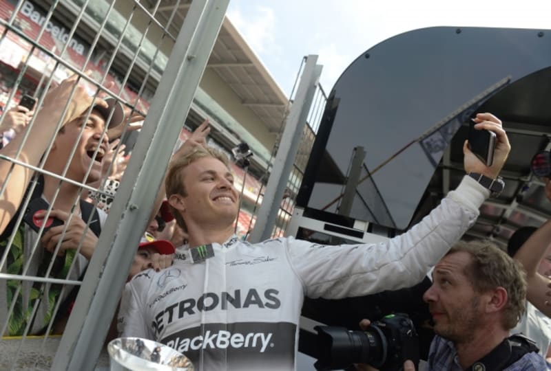 Nejlepší selfie roku 2014 - Rosberg si půjčil mobil, aby se vyfotil s fanoušky