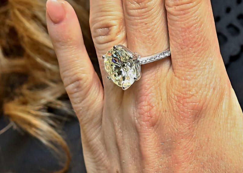 Otevřeni luxusního boutique Glamour Diamond v Karlových Varech... Milionový prsten v detailu...