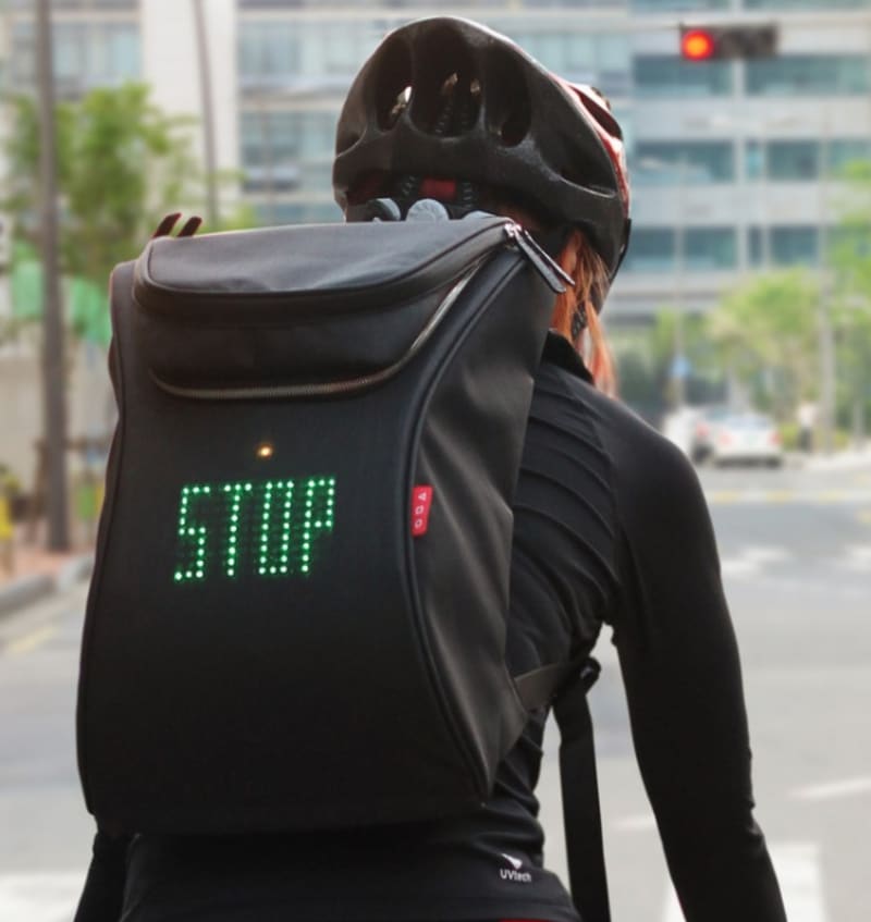 Cyklistický batoh s digitálním značením pro řidiče.