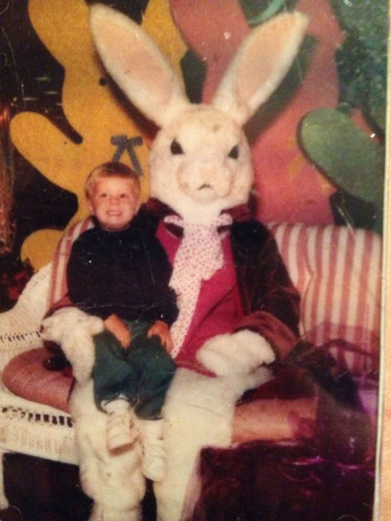 Tento chlapeček bere zamračeného králíka ještě celkem statečně.
