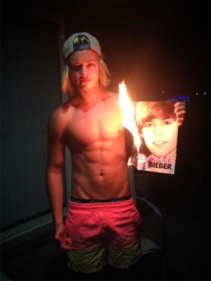 Jak ukážeš, že jsi pravý drsňák? Zapálíš plakát s Justinem Bieberem.