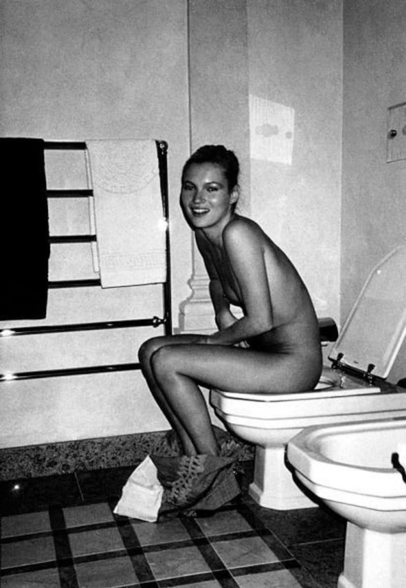 Stejný záchod, jiná modelka... Kate Moss tam, kde se fotila Naomi.