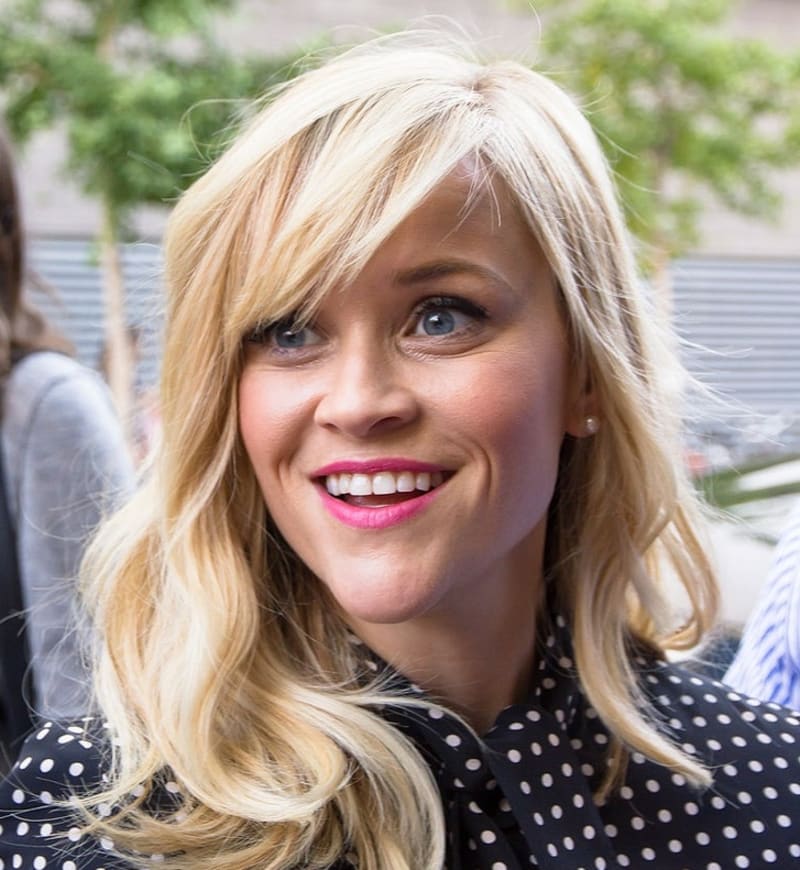 Právě jsem zjistil, že „Reese Witherspoon“ je jen její příjmení. „Reese“ je příjmení její matky a „Witherspoon“ je příjmení jejího otce, její křestní jméno je vlastně Laura.
