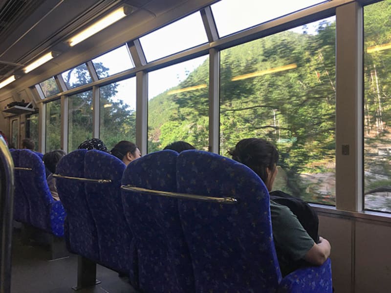 Vlaková sedadla v Japonsku pro dobrý výhled ven