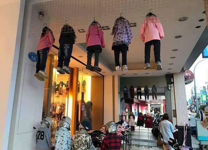 Děsivý obchod s oblečením pro děti.