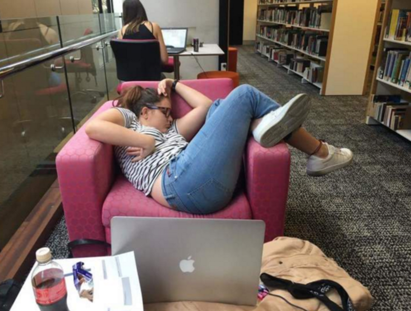 Dívka usnula v knihovně. Vtipálci neváhali ani chvíli.