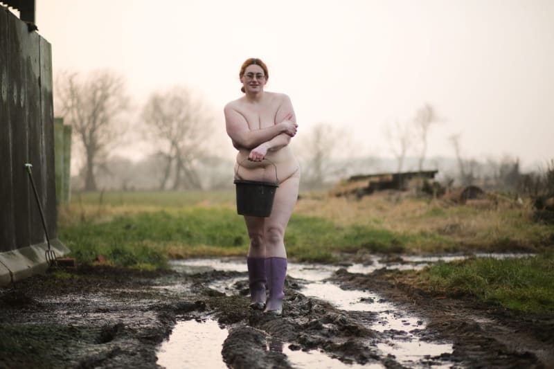 Britka hospodaří na své farmě nahá - Obrázek 10