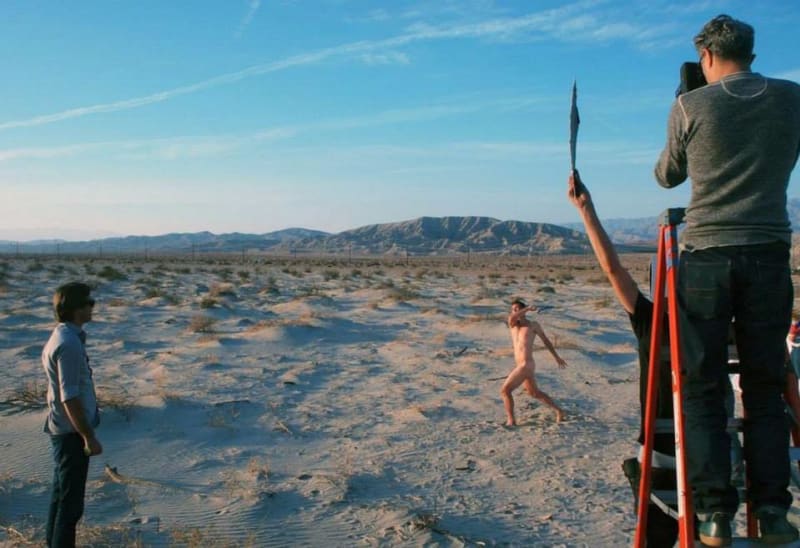 Tomáš fotil v poušti úplně nahý.