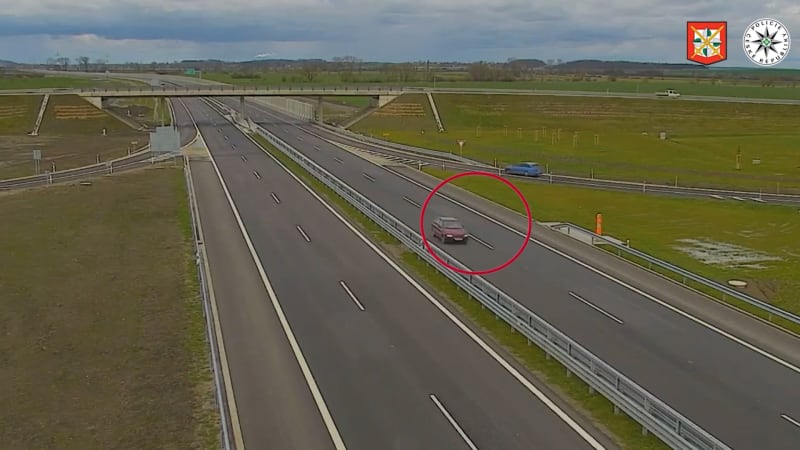 Policisté z dálničního oddělení v Městci pátrají po totožnosti neznámého řidiče osobního vozidla značky Škoda Felicia červené či vínové barvy. 
