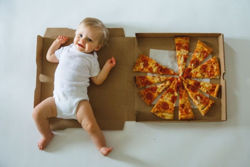 Žena fotila svého syna s pizzou 10