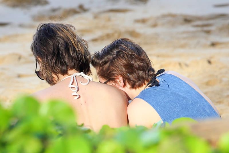 Kristen Stewart s nejlepší kamarádkou na pláži - Obrázek 2