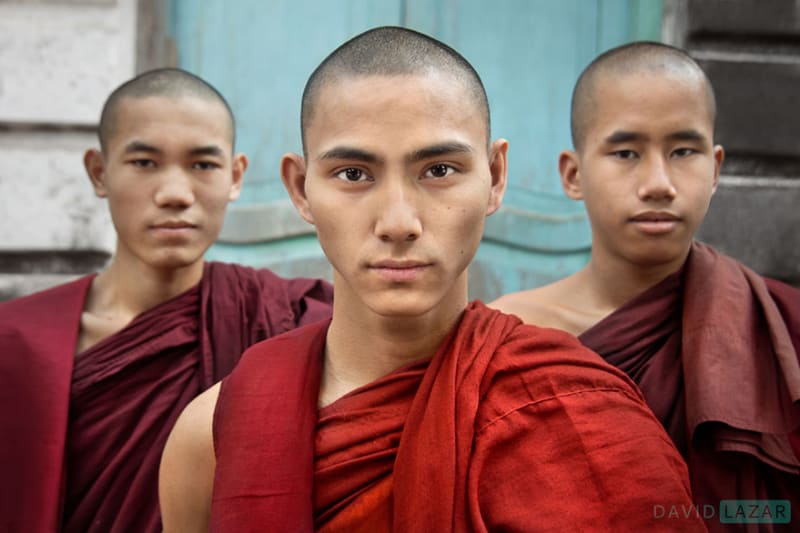 Portrét tří mnichů v klášteře v Rangúnu