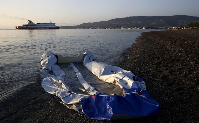 Vyfouknutý člun uprchlíků se povaluje na jedné kosské pláži.