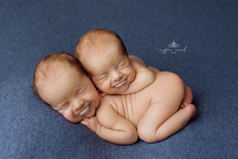 Fotografka pomocí aplikace přidala novorozencům zuby 11