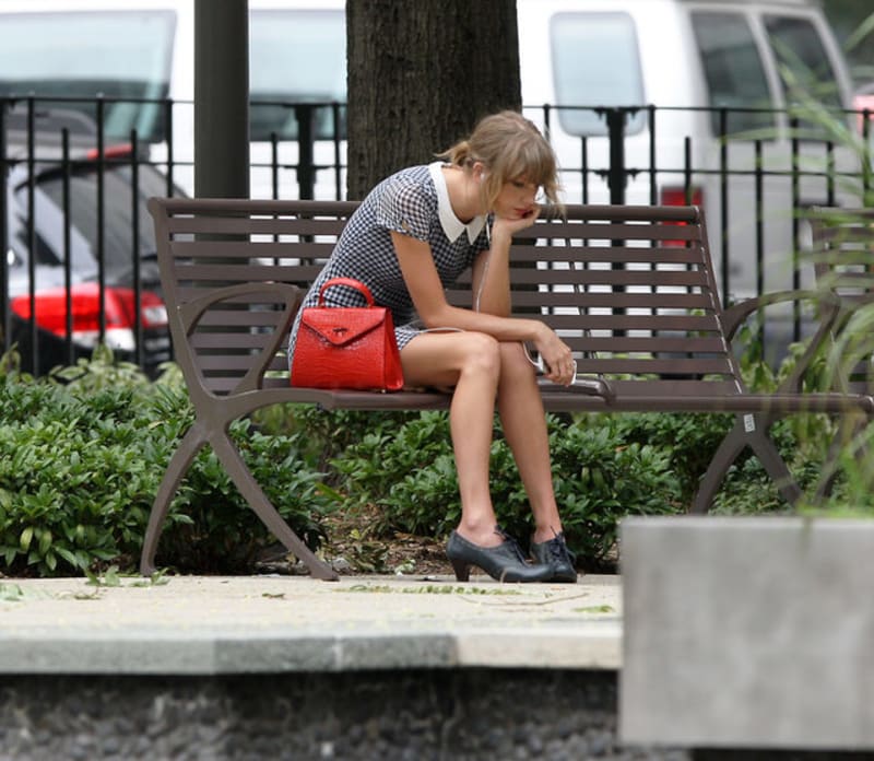 Taylor Swift načapali smutnou na lavičce.