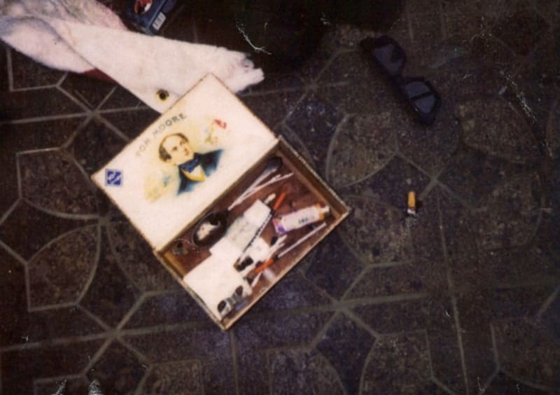 Seattleská policie zveřejnila nové fotografie z bytu, v němž žil frontman kapely Nirvana Kurt Cobain se svou ženou Courtney Love. Jsou na nich předměty, které ležely vedle Cobainova těla v době, kdy spáchal sebevraždu.