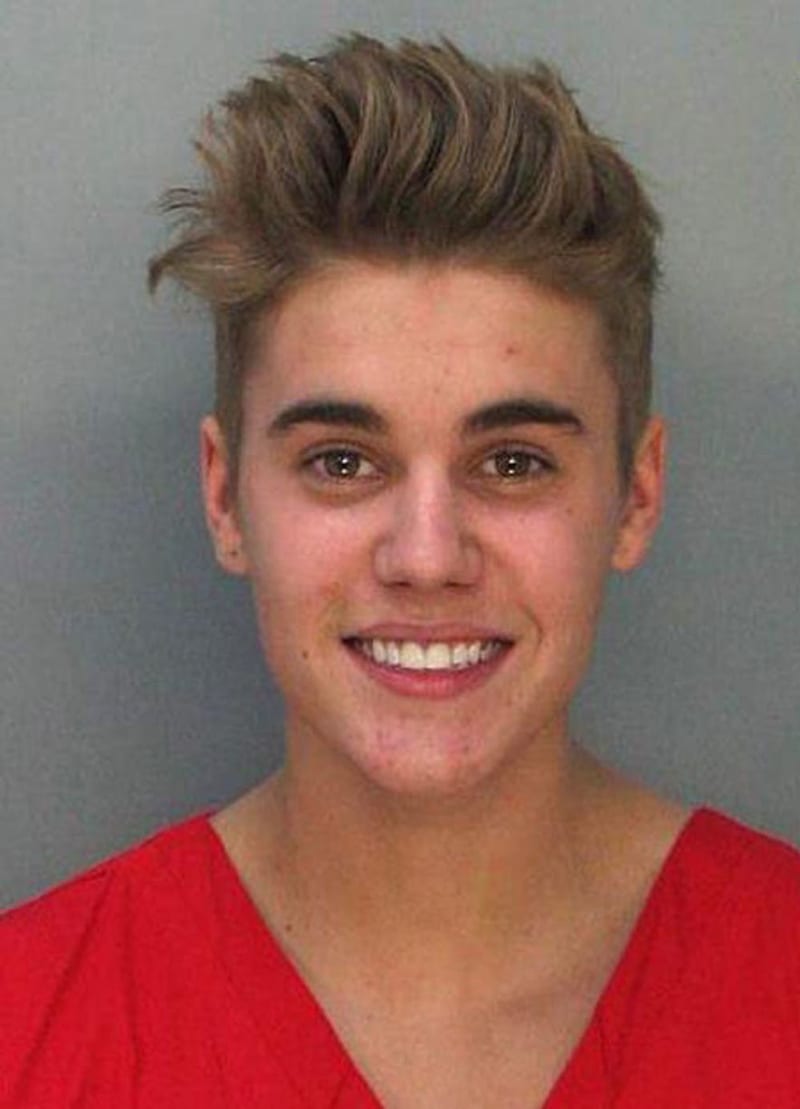 ... a to nejlepší na konec: Justin Bieber zatčený za řízení v opilosti bez papírů a za kladení odporu při zatýkání