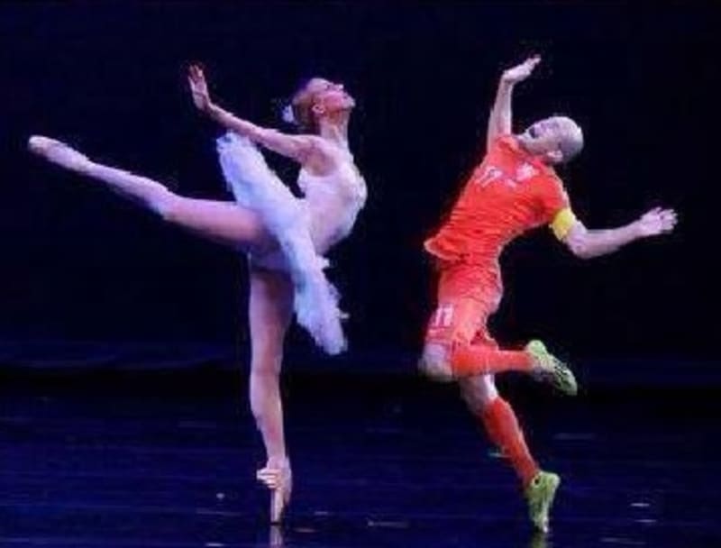 Asi nejzdařilejší a nejvtipnější je Arjen Robben jako baletka.