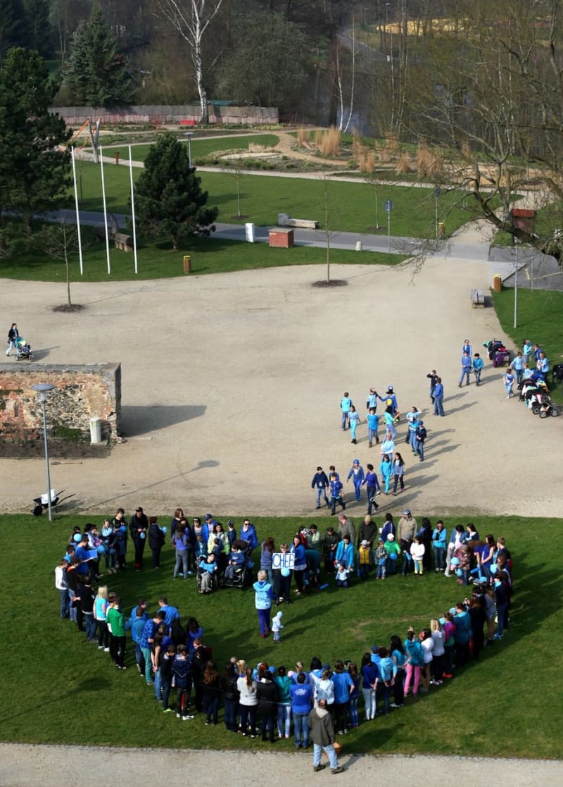 Modrá barva je barvou komunikace a porozumění. Happening na podporu Světového dne porozumění autismu se konal 2. dubna v Chebu. Modré srdce sestavila stovka studentů chebské Vyšší odborné školy, obor sociální péče.
