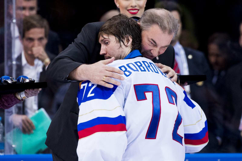 Sergej Bobrovskij se musí nechat utěšovat od trenéra ruské sborné