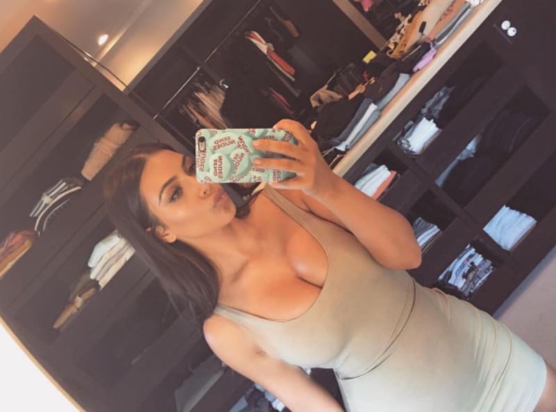 Kim přes svůj Instagram nabízí i speciální kryty na telefon