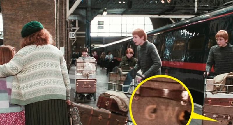 Fred a George mají na kufrech svoje iniciály, a tak je nepravděpodobné, že by si je paní Weasleová mohla splést