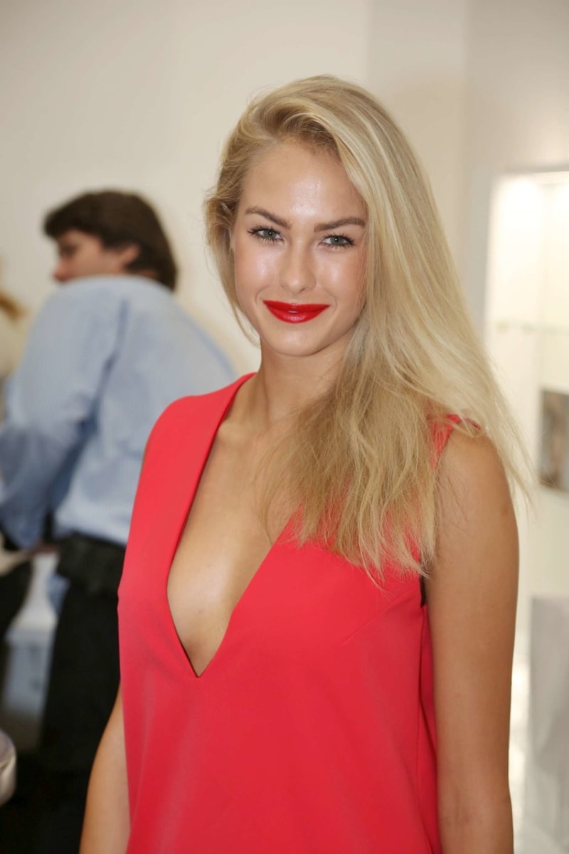 Simona Dvořáková byla také jednou z účastnic, které slavnostně otevřely nový salon.
