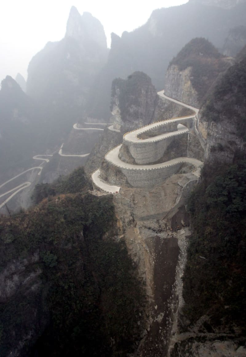 Cesta kolem hory Tianmen má 99 ostrých zatáček a ani převýšení není nejmenší…