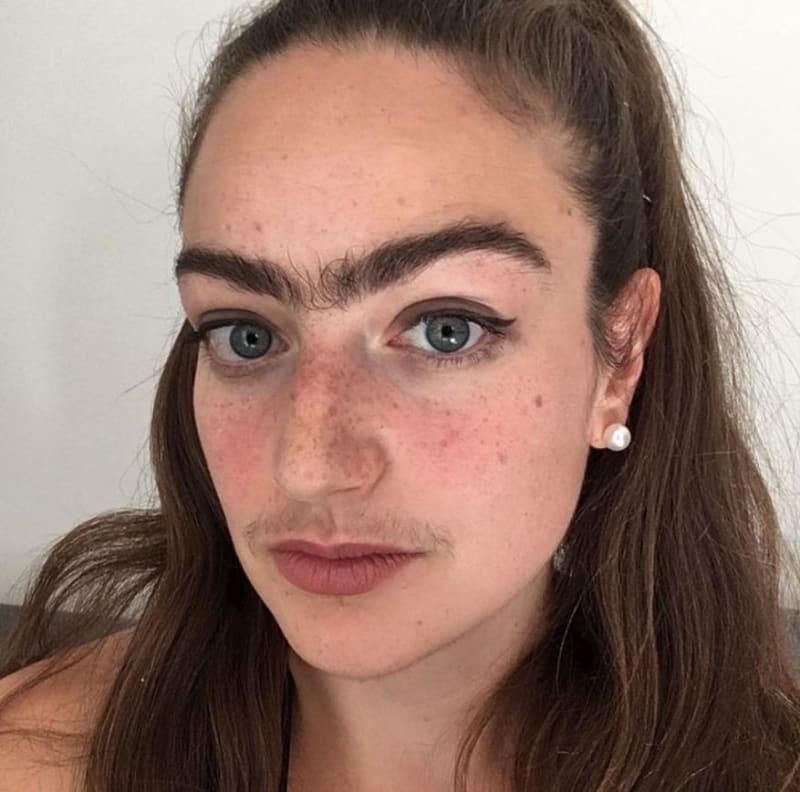 Žena si přestala holit obličej  3