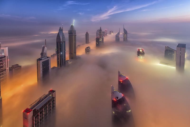 Mrakodrapy obklopené mlhou v Dubaj, Spojené arabské emiráty.