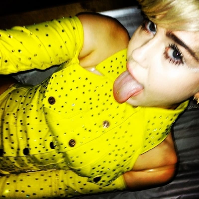 Miley má zlato v hrdle - Obrázek 1