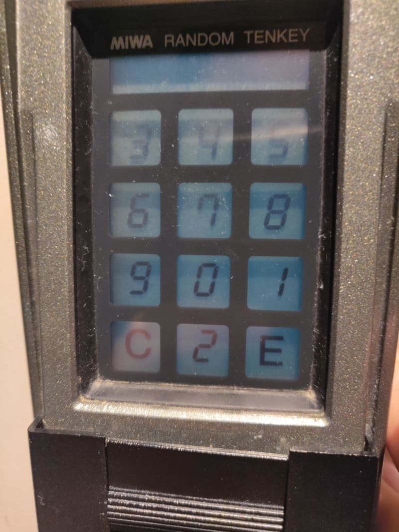 Bankomat má náhodně rozházená čísla, aby nikdo nezjistil z vašich pohybů PIN