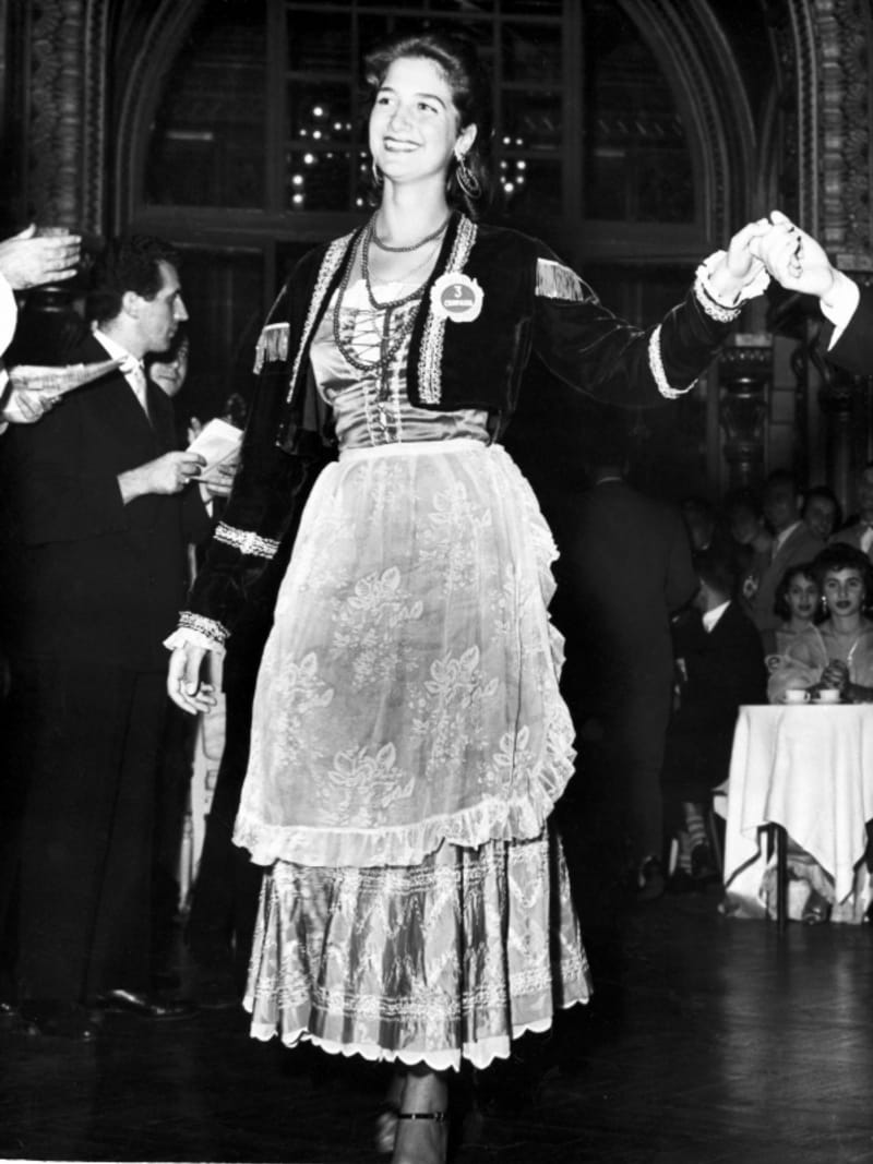 Anna Maria Bugliari (Miss Italia 1950) promenáda v tradičním italském kroji.