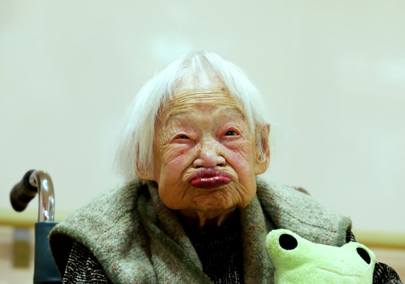 isao Okawa, nejstarší žena na světě, má 116. narozeniny. A jaké je tajemství dlouhověkosti? Prý suši a hodně spánku. Pokud se někdo chce dožít vysokého věku, musí podle jejích slov umět relaxovat.