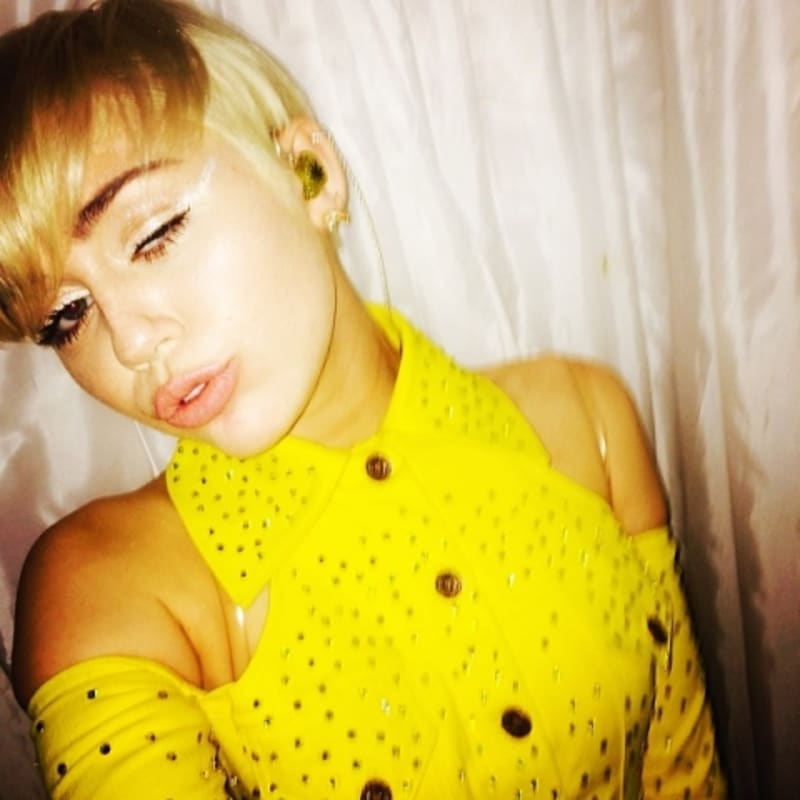 Miley má zlato v hrdle - Obrázek 2
