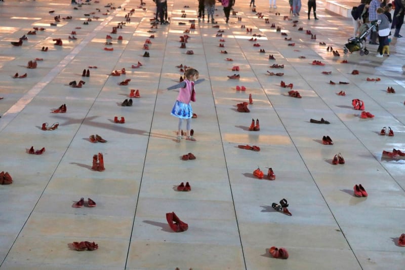 Stovky červených bot jako protest proti násilí na ženách v Izraeli